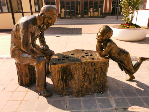 老人与小孩下棋雕塑