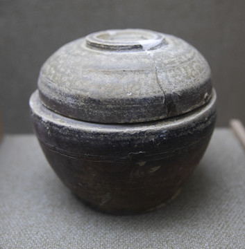 西汉原始瓷盒