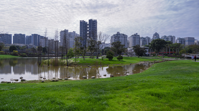 湖面映衬着都市建筑