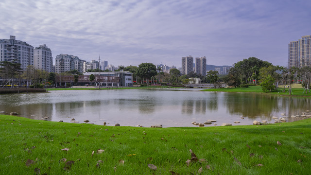 映衬这都市建筑的湖面