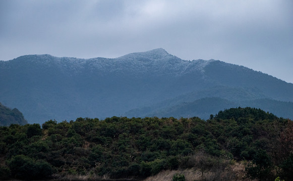 山峰雪顶