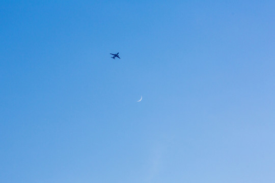 蓝天月亮与飞机