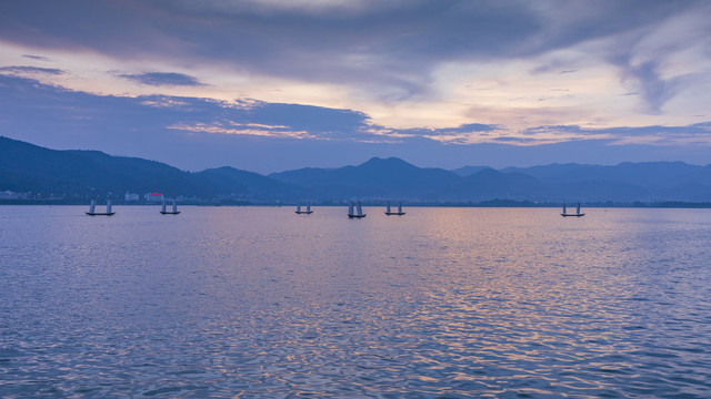 日落山脉帆船与湖泊水面光影