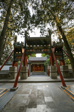 颐和园南湖岛广润灵雨祠前牌坊