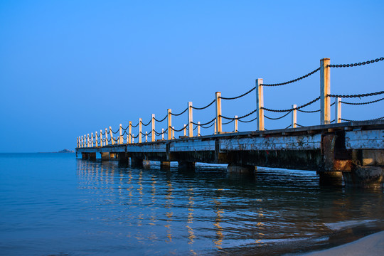 山东威海荣成傍晚时海边的木栈桥