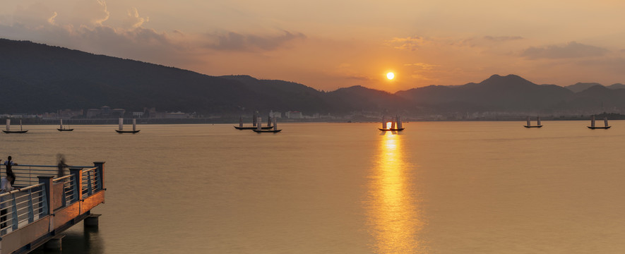 日落帆船与湖泊全景图