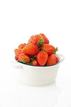 纯白背景下的新鲜草莓