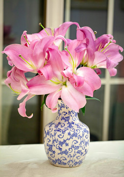 百合花插花与青花瓷花瓶