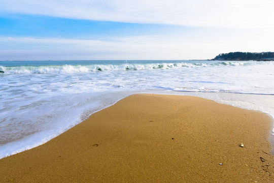 山东威海荣成海边金色沙滩与海浪