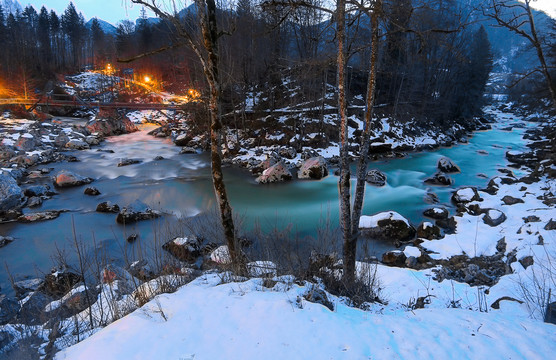 山间白雪小溪流水