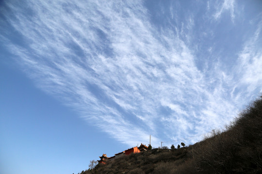 山腰仰视山顶