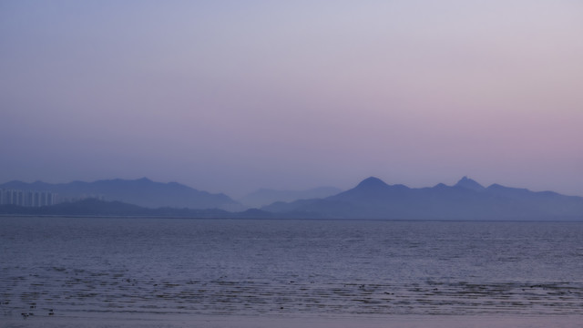 海对面远山如黛