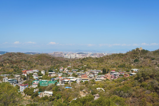 厦门东坪山村庄和城市天际线