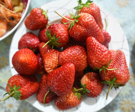 一盘新鲜的草莓