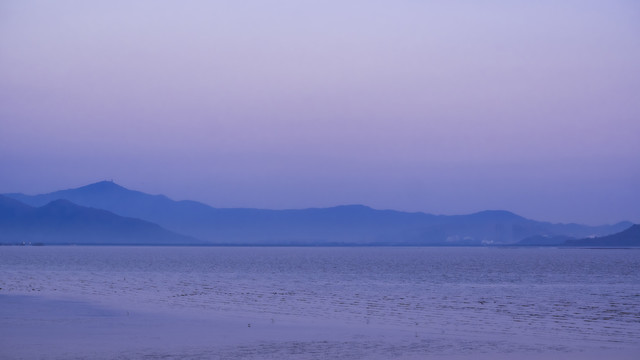 海对面远山如黛