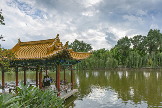 蓝天白云与古建筑凉亭