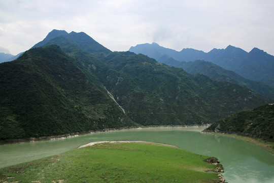 崇山峻岭河流拐弯