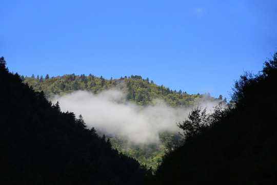 九寨沟蓝天半山白云