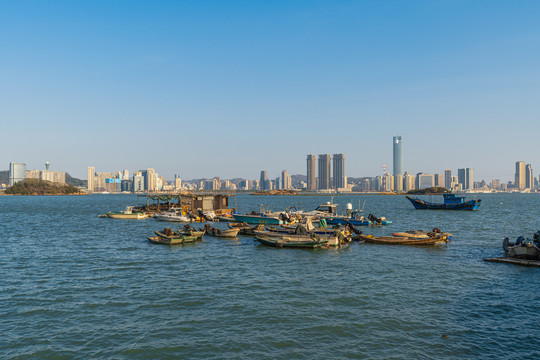 厦门海沧湾公园海上渔船和天际线