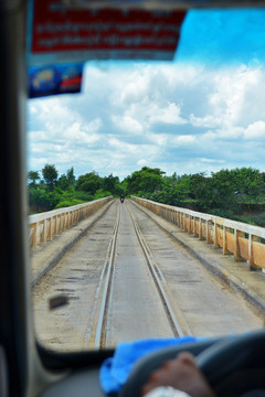 缅甸曼德勒一座公铁两用桥