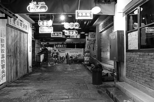 重庆老街黑白图片
