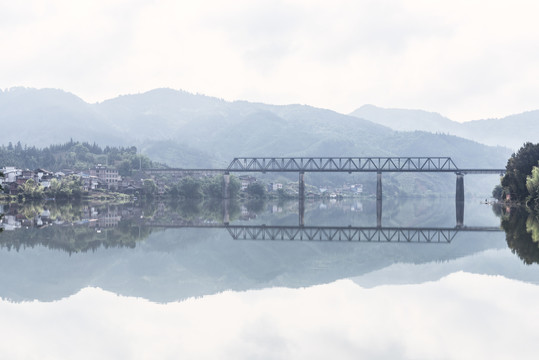 山水乡村铁路桥