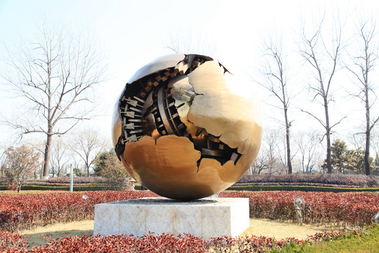 破碎的地球雕塑