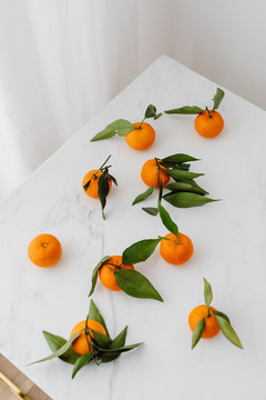 白色桌面上的橘子