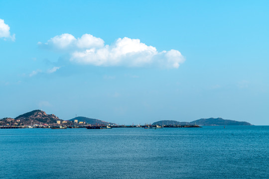 青岛海边城市渔船码头