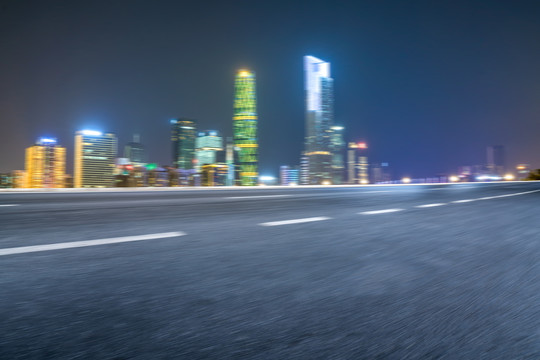 高速公路和城市建筑模糊夜景