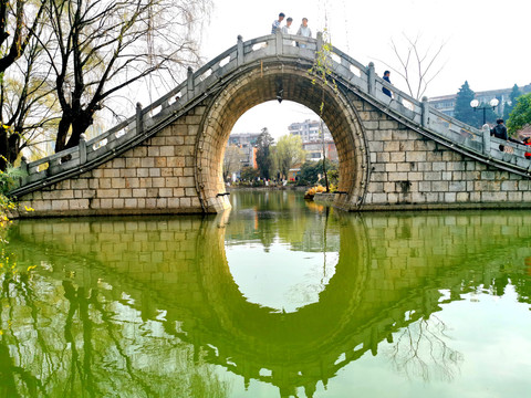 中式园林估古建石拱桥