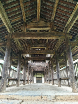 风雨桥石板通道