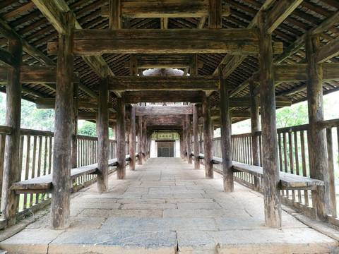 风雨桥石板通道