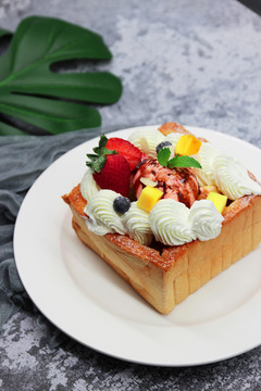 法国雪山多士草莓奶油蛋糕