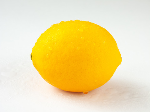 一个沾满水珠的柠檬
