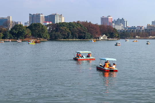 公园休闲景区坐船游湖