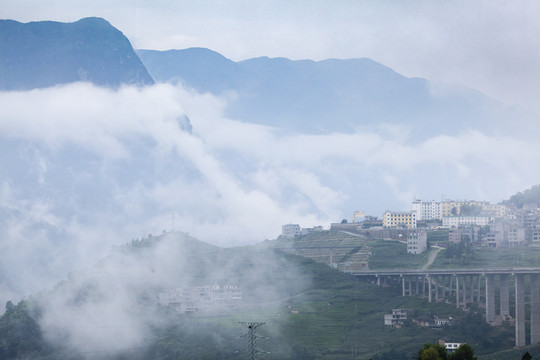 云雾缭绕的高山与银昆高速