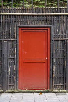 篱笆墙及红色木门