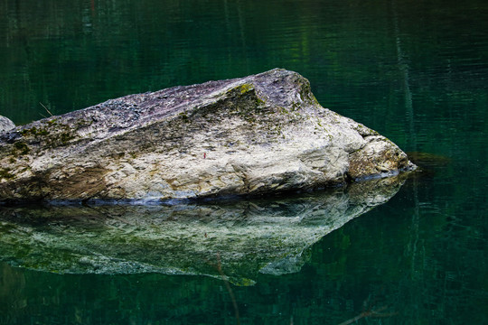 河水中的石头