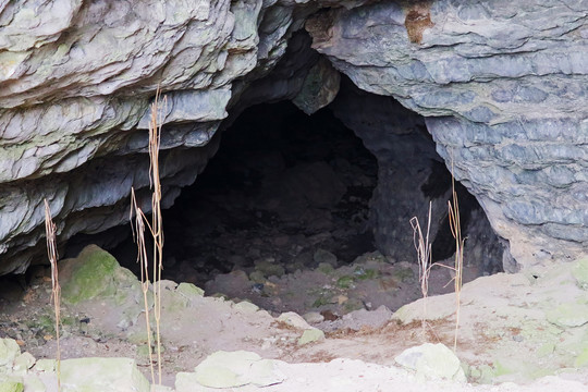 岩洞洞口