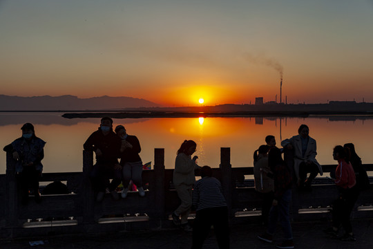 观看盐湖夕阳