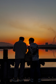 两人观看盐湖夕阳