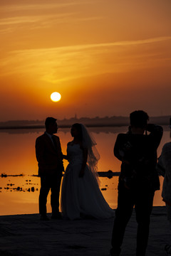 夕阳下拍婚纱照