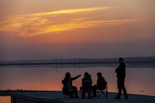 夕阳下的一家人