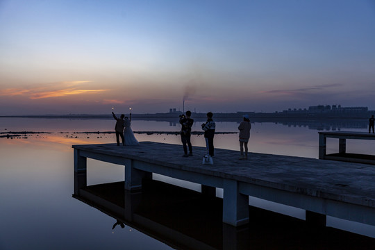 盐湖夕阳拍婚纱照