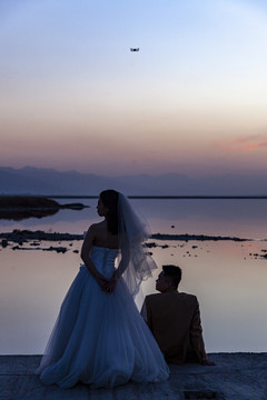 盐湖夕阳拍婚纱照