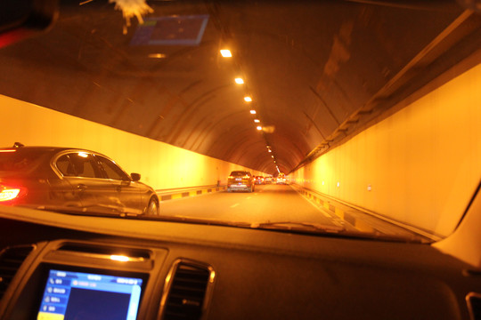 夜晚的隧道