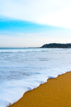 海边的蓝天白云金色海滩与海浪