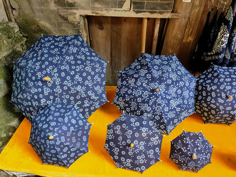 蓝花布雨伞