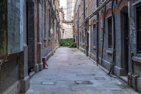 等待拆迁的上海弄堂老房子